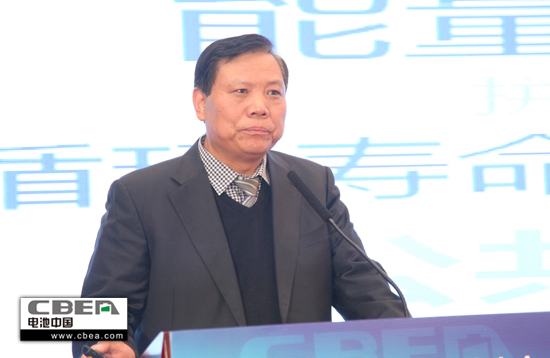 圖為珠海銀隆新能源有限公司董事長魏銀倉發(fā)表演講.jpg