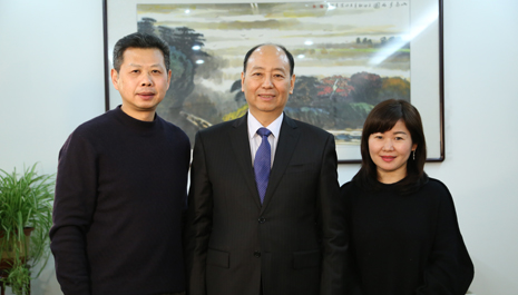 圖為風帆有限責任公司董事長、黨委書記劉寶生與《新能源1+1》節目制作團隊合影