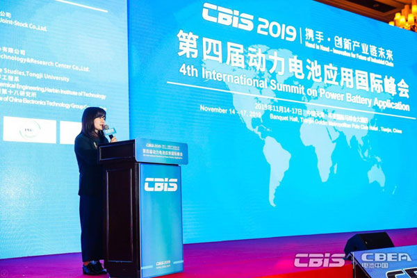 中國(guó)化學(xué)與物理電源行業(yè)協(xié)會(huì)動(dòng)力電池應(yīng)用分會(huì)秘書(shū)長(zhǎng)張雨主持開(kāi)幕式 中國(guó)化學(xué)與物理電源行業(yè)協(xié)會(huì)動(dòng)力電池應(yīng)用分會(huì)秘書(shū)長(zhǎng)張雨主持開(kāi)幕式