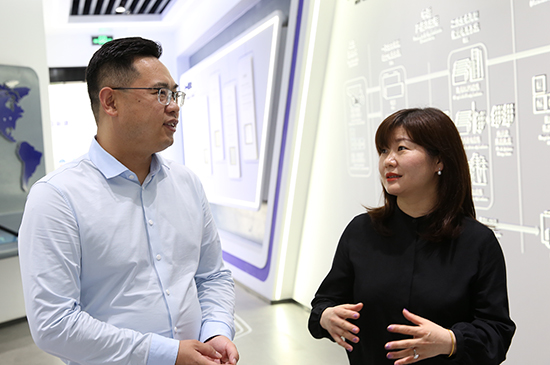 《洞見》節(jié)目組在蜂巢能源交流參觀