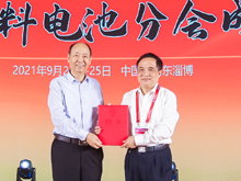 中國電池工業(yè)協(xié)會劉寶生理事長為分會專家代表頒發(fā)聘書