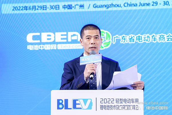 動力電池應用分會專家委員會劉斐主持“構(gòu)建東盟輕型電動車區(qū)域合作生態(tài)鏈”主題論壇