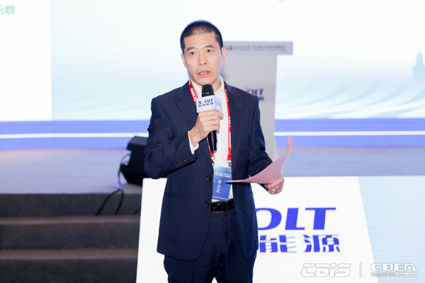 動(dòng)力電池應(yīng)用分會(huì)專(zhuān)家委員會(huì)副主任委員劉斐主持“蜂巢能源專(zhuān)場(chǎng)：開(kāi)拓·共贏新能源全球市場(chǎng)”